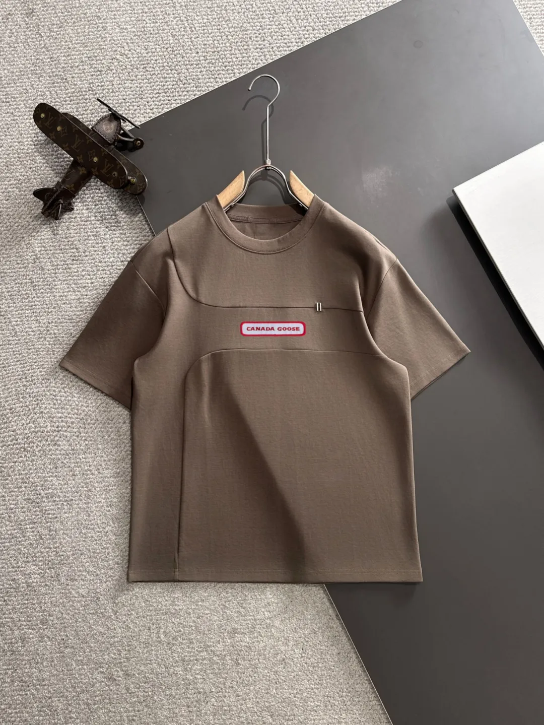 Next day delivery P300 High version CANADA GOOSE/Big Goose 25ss spring and summer new high-definition T-shirt Made with imported machines from Italy, truly the most luxurious and high-quality model that you can wear with your eyes closed. Heavy combed fabrics. High-strength and heavy-weight fabrics feel substantial when weighed. The upper body is more textured than ordinary T-shirts and is not easily deformed. This texture can cope with the weather, absorb sweat and breathable, and is suitable for both hot and cold conditions! Perfectly produced with reference to the original stitch and stitch! The loose fit design is super noble. Custom-woven signature ribbed collar, cuffs, and hem. Really rare and rare goods Size: M-XXXL